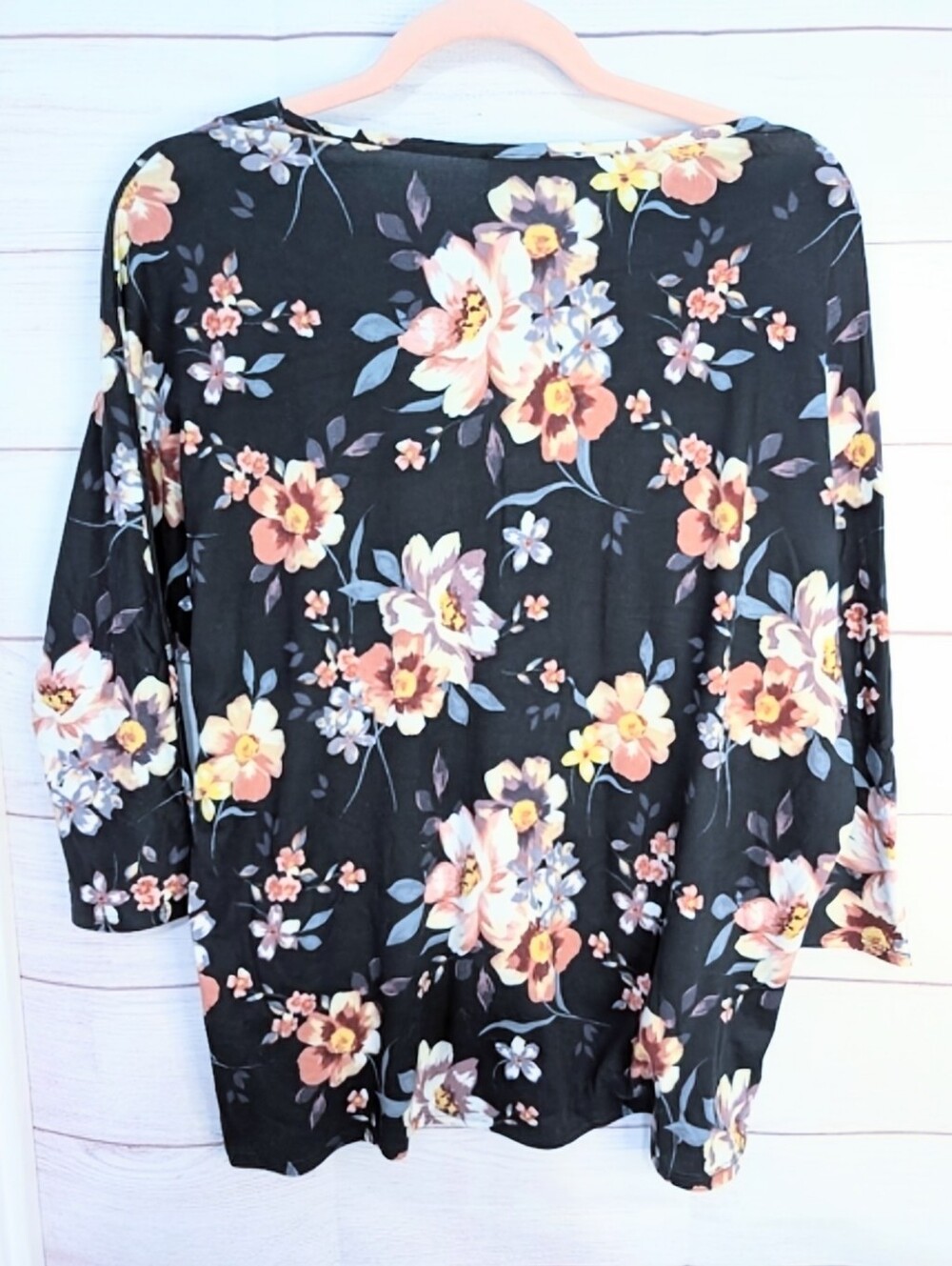 Moiety Floral Super Soft Keyhole Back Long Sleeve Tee - Black/Peach Size Medium